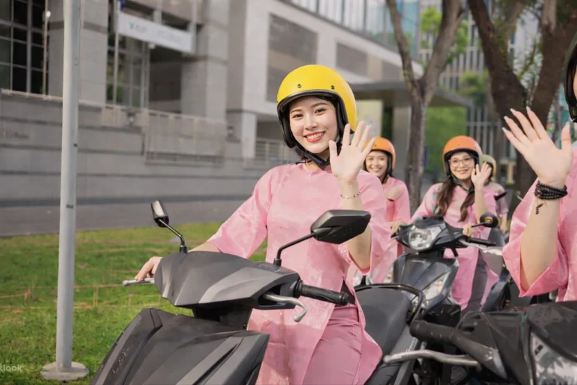 身穿粉色奥黛的摩托车女导游队伍