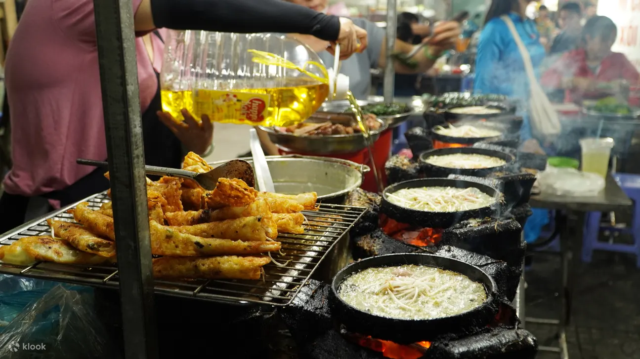 胡志明街头摊位正在烹调越南美食