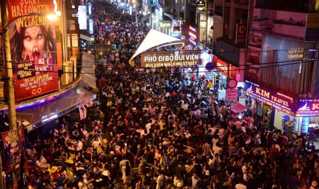 夜晚人潮密集的胡志明裴援街